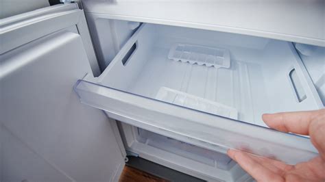 Samsung Refrigerator Leaking Water Under Crisper。